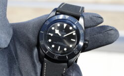 チューダー オールブラックが引き締まった印象を与えるブラックベイ セラミック M79210CNU-0001