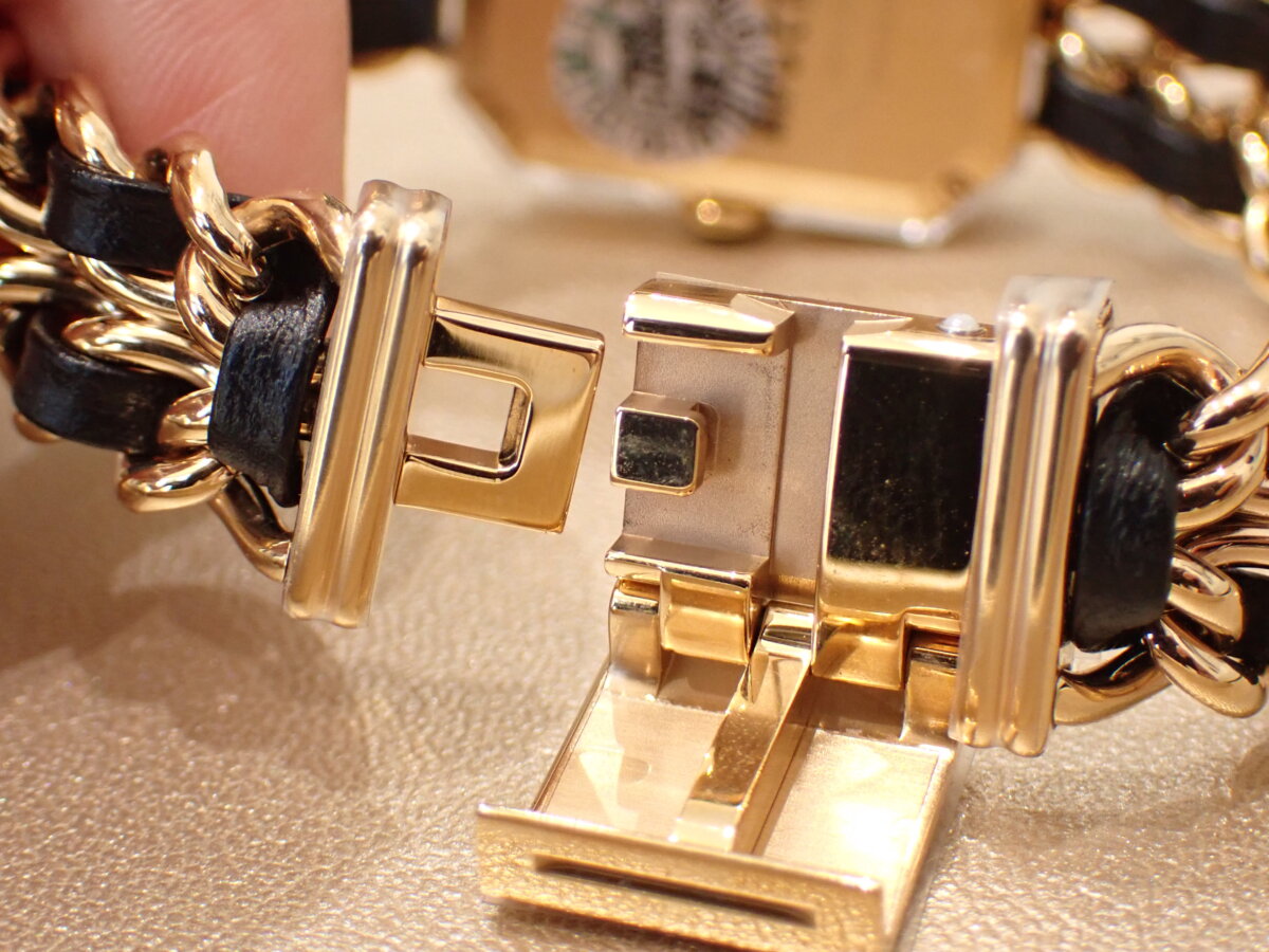 復刻したシャネル初の時計プルミエール、着け方を写真で説明します。 - CHANEL