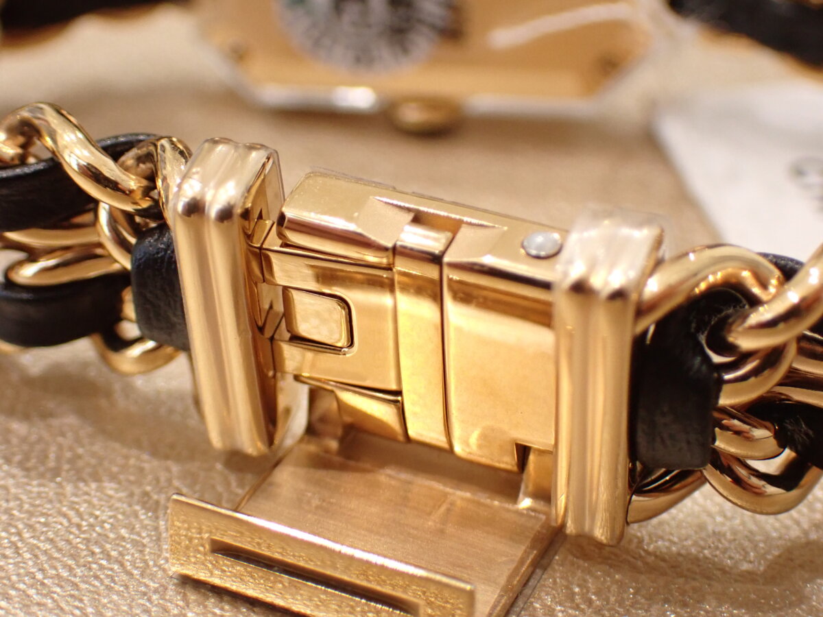 復刻したシャネル初の時計プルミエール、着け方を写真で説明します。 - CHANEL