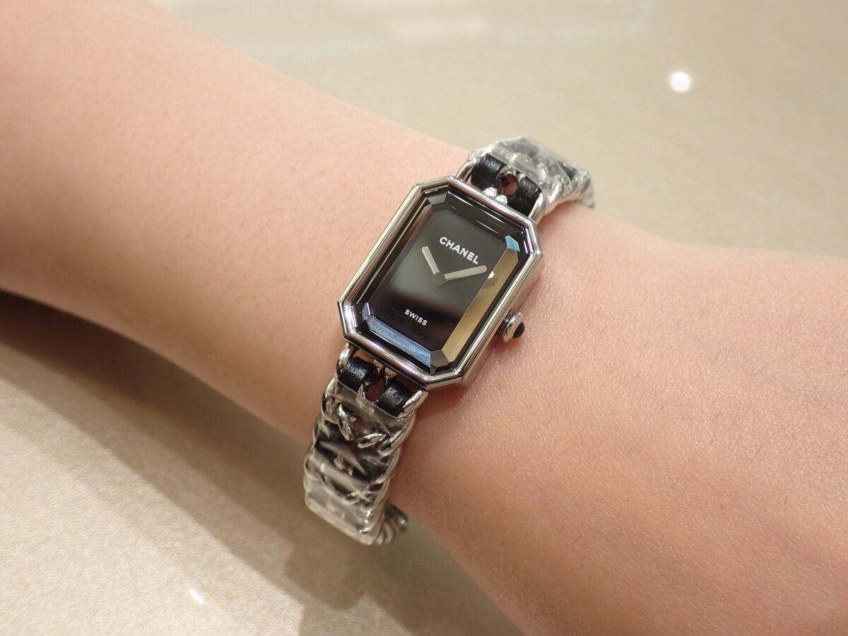 復刻したシャネル初の時計プルミエール、着け方を写真で説明します。 - CHANEL