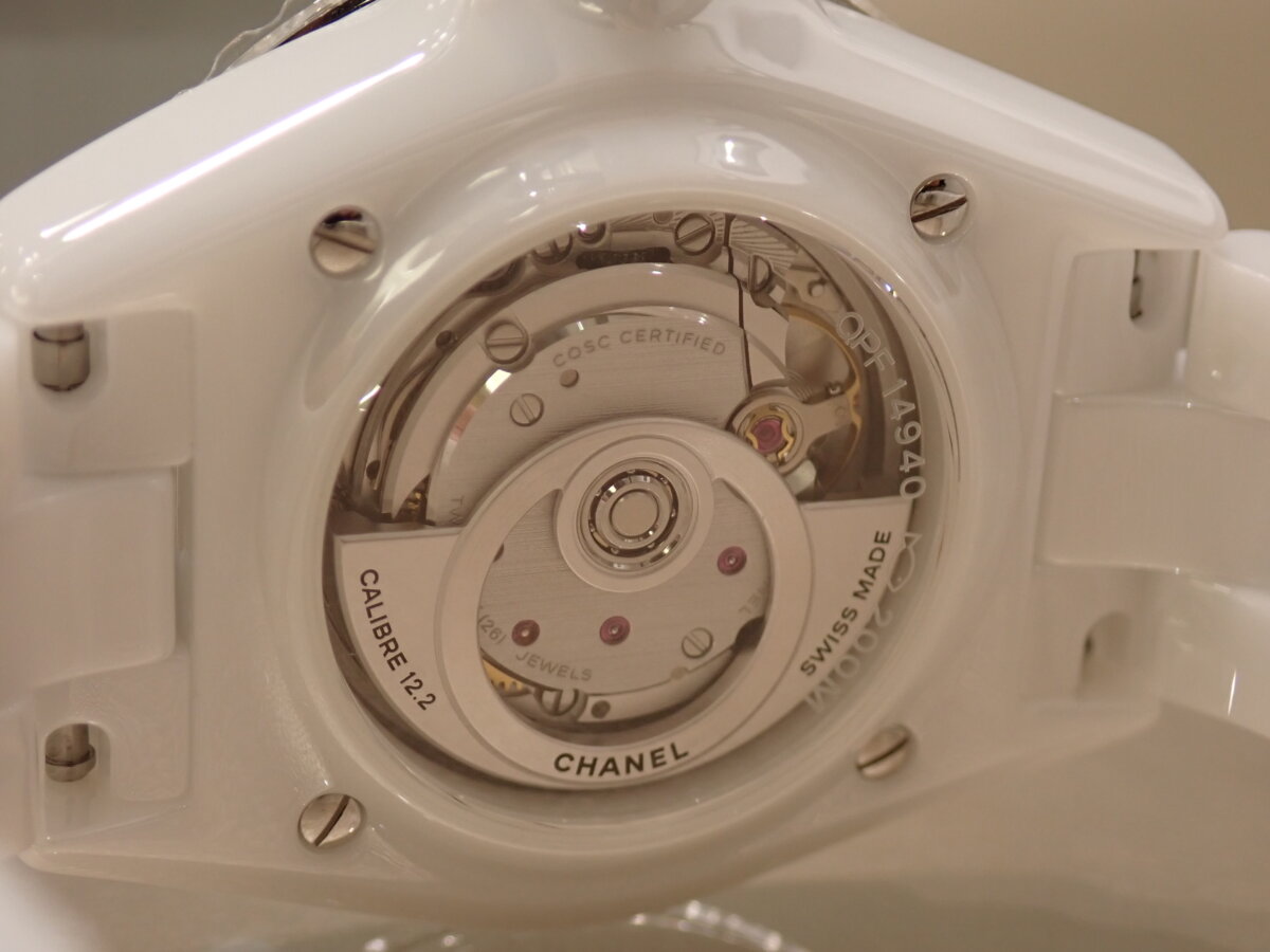 【シャネル】初めてセラミックを使った時計？デザイン性も機能性も兼ね備えた時計、『J12』をご紹介！ - CHANEL 
