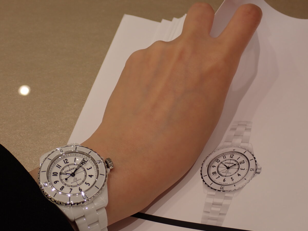 【シャネル】初めてセラミックを使った時計？デザイン性も機能性も兼ね備えた時計、『J12』をご紹介！ - CHANEL 