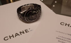 【シャネル】黒好きさん必見！ケースもダイヤルも真っ黒？オールブラックの時計『J12 ファントム』をご紹介！