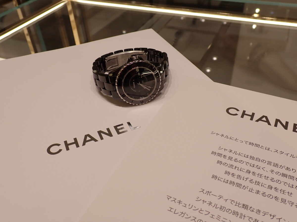 【シャネル】黒好きさん必見！ケースもダイヤルも真っ黒？オールブラックの時計『J12 ファントム』をご紹介！ - CHANEL 