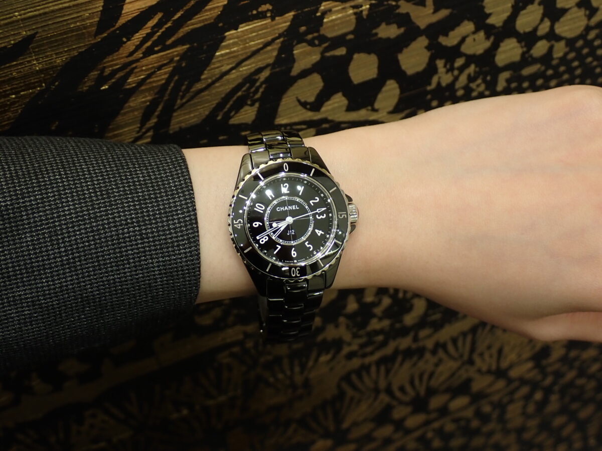 【シャネル】黒好きさん必見！ケースもダイヤルも真っ黒？オールブラックの時計『J12 ファントム』をご紹介！ - CHANEL 