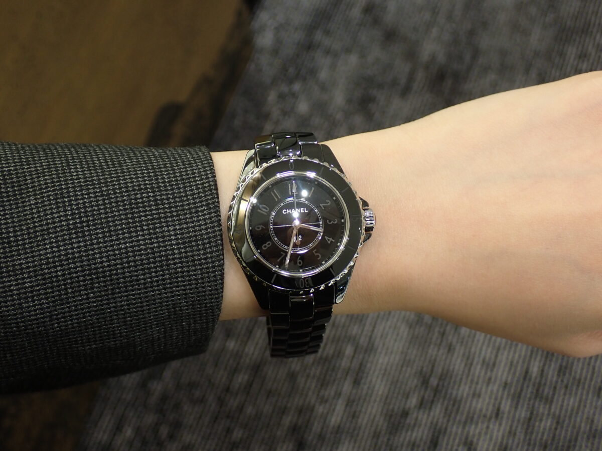 【シャネル】黒好きさん必見！ケースもダイヤルも真っ黒？オールブラックの時計『J12 ファントム』をご紹介！ - CHANEL 