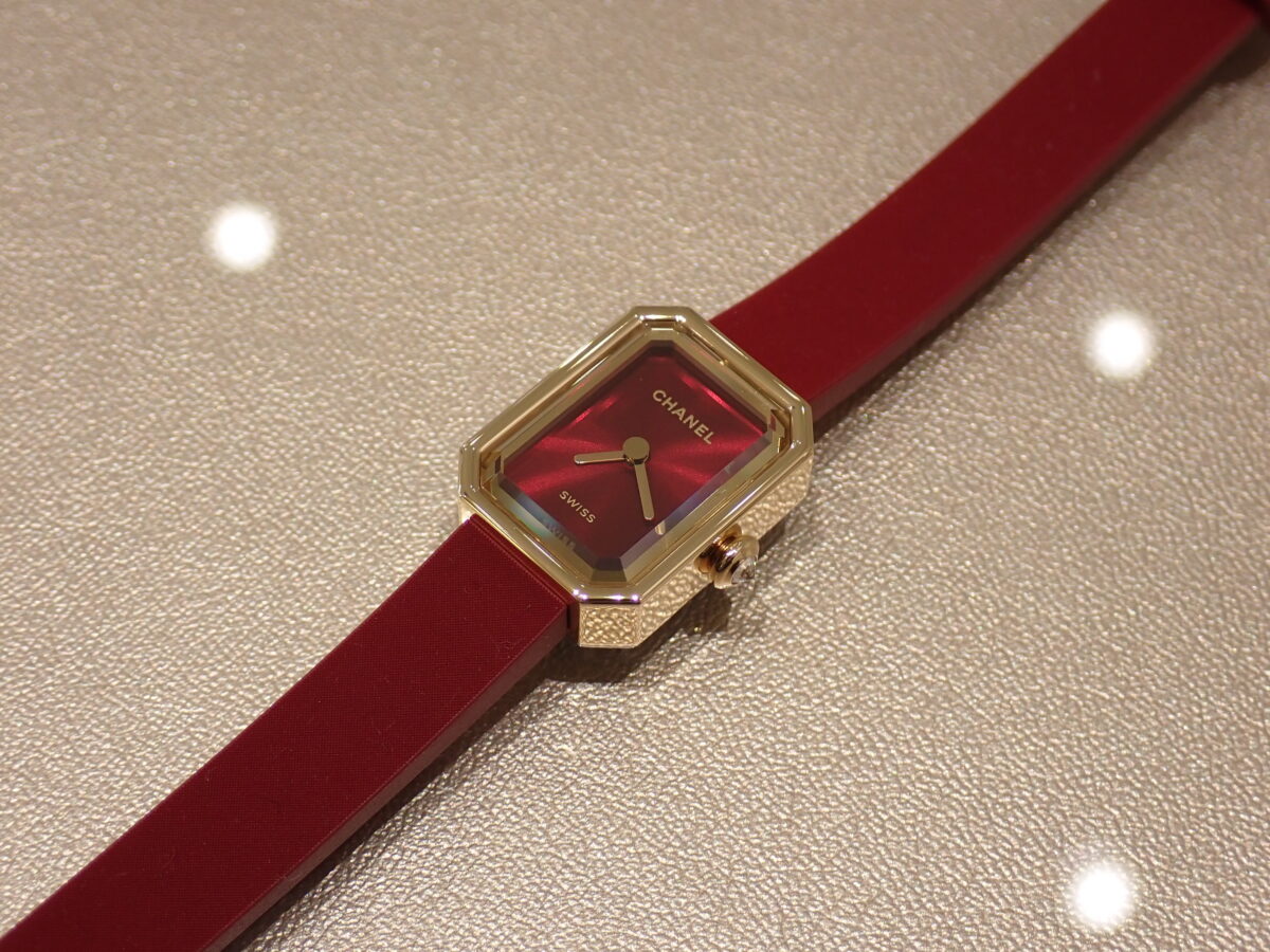 【シャネル】『プルミエール リボン』に新しい選択肢？大胆な色で自信に溢れる色？新作の『プルミエール リボン レッド』をご紹介！ - CHANEL 