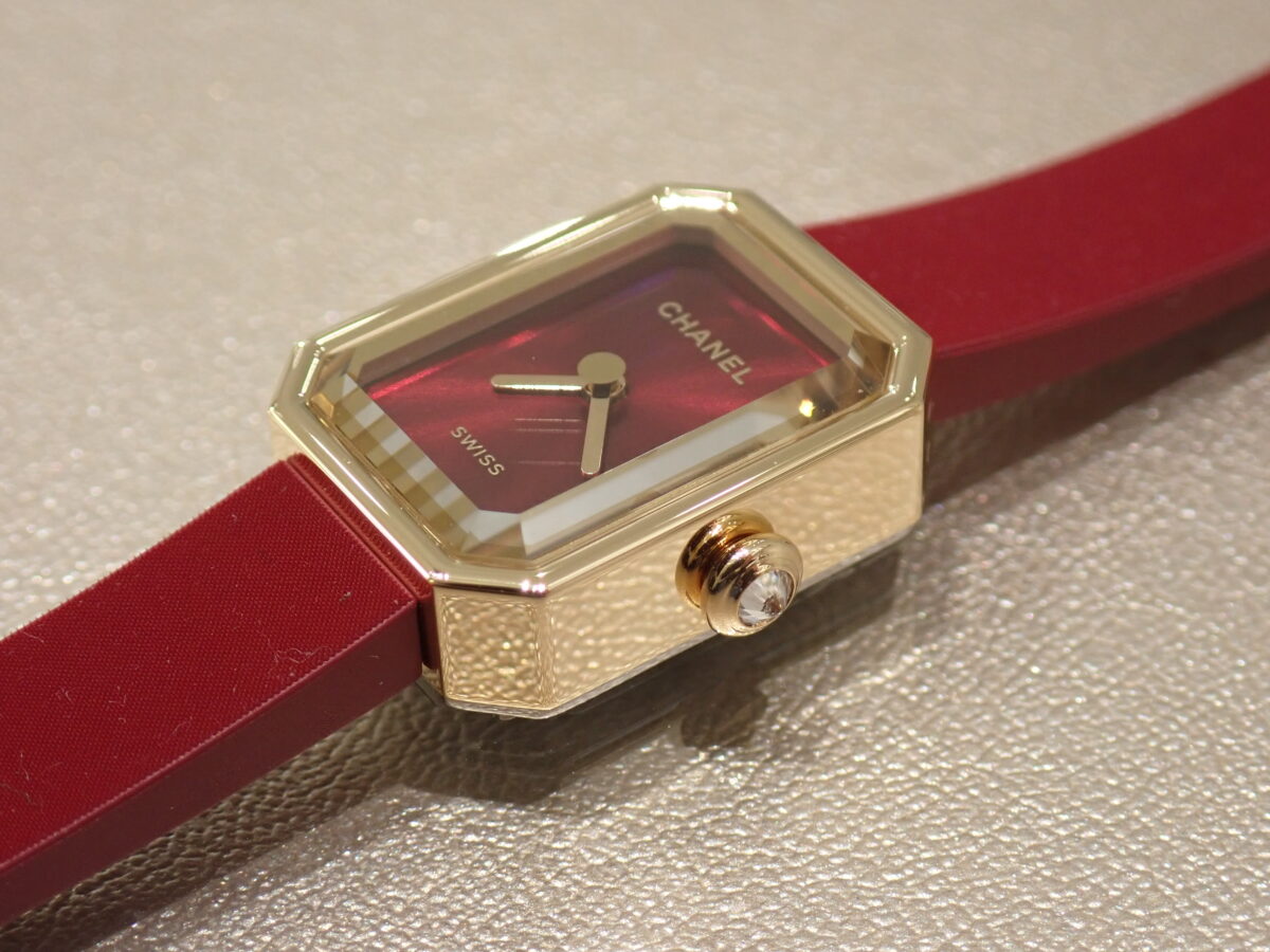 【シャネル】『プルミエール リボン』に新しい選択肢？大胆な色で自信に溢れる色？新作の『プルミエール リボン レッド』をご紹介！ - CHANEL 