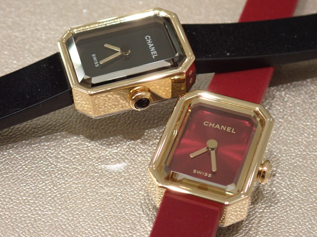 シャネル】『プルミエール リボン』のブラックとレッドの違いって？2本