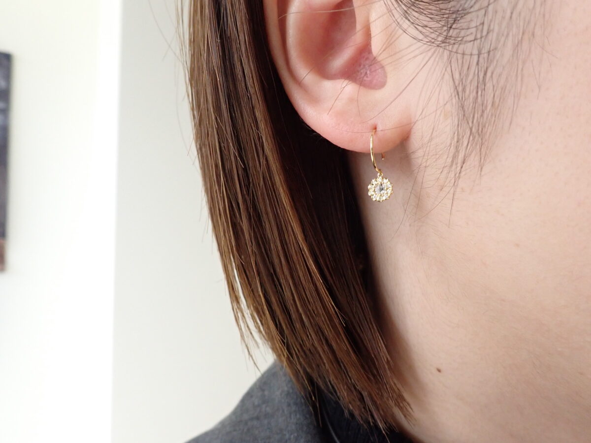 身に着けるだけで気分が上がる？アーカーの揺れるピアス３選 - AHKAH 