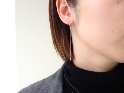 身に着けるだけで気分が上がる？アーカーの揺れるピアス３選