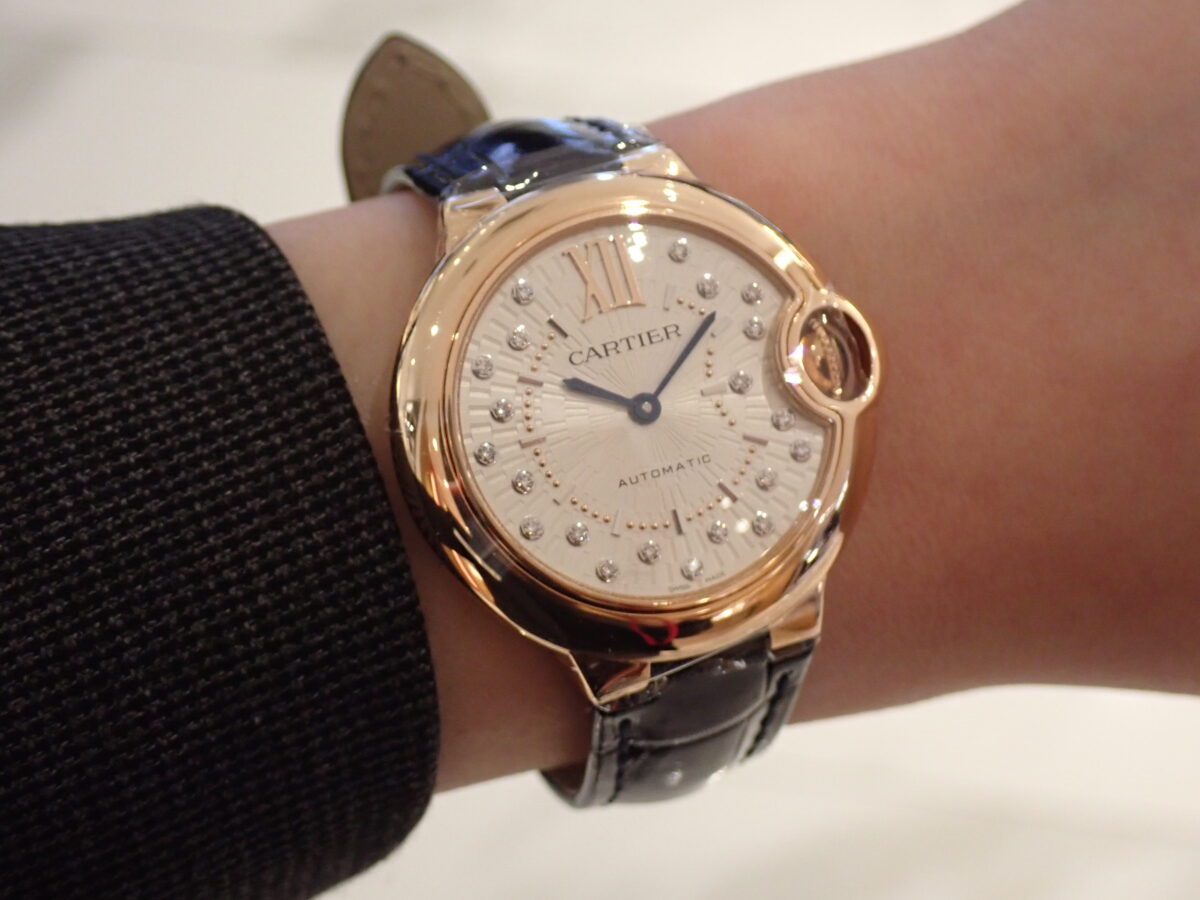 【カルティエ】’’ただの丸型じゃない’’？バロンブルーの魅力の秘密 - Cartier 