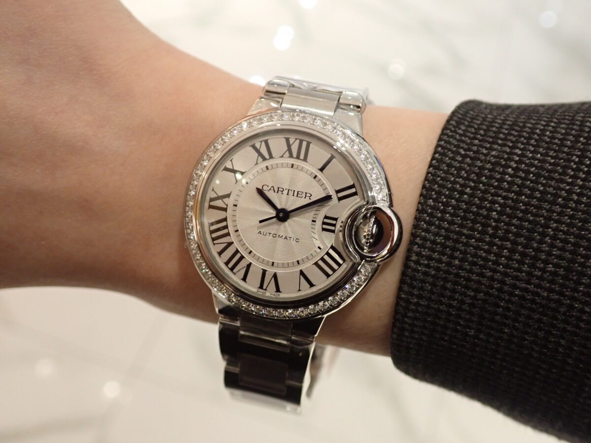 【カルティエ】’’ただの丸型じゃない’’？バロンブルーの魅力の秘密 - Cartier 