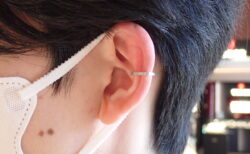 ヒロタカのイヤーカフを男性スタッフが着けてみたら？