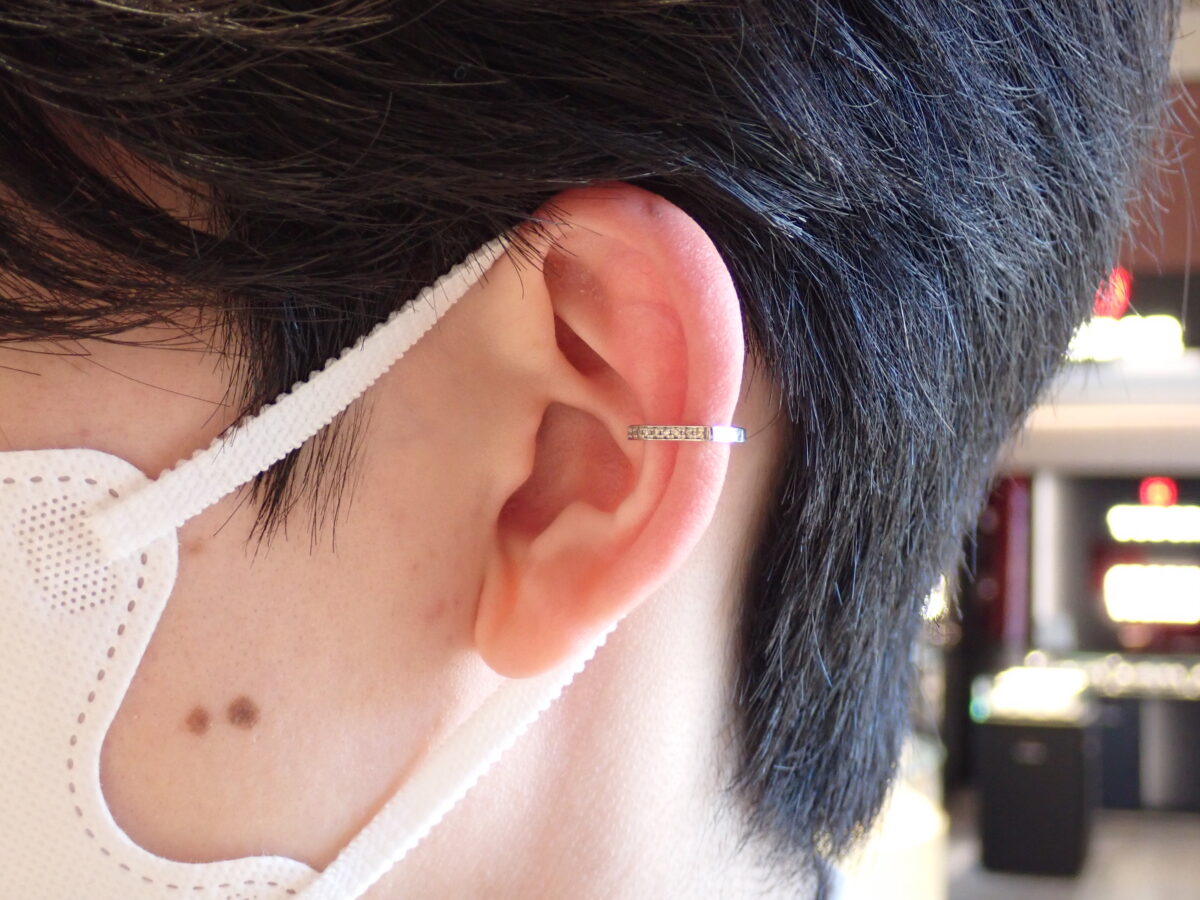 ヒロタカのイヤーカフを男性スタッフが着けてみたら？ - Hirotaka 