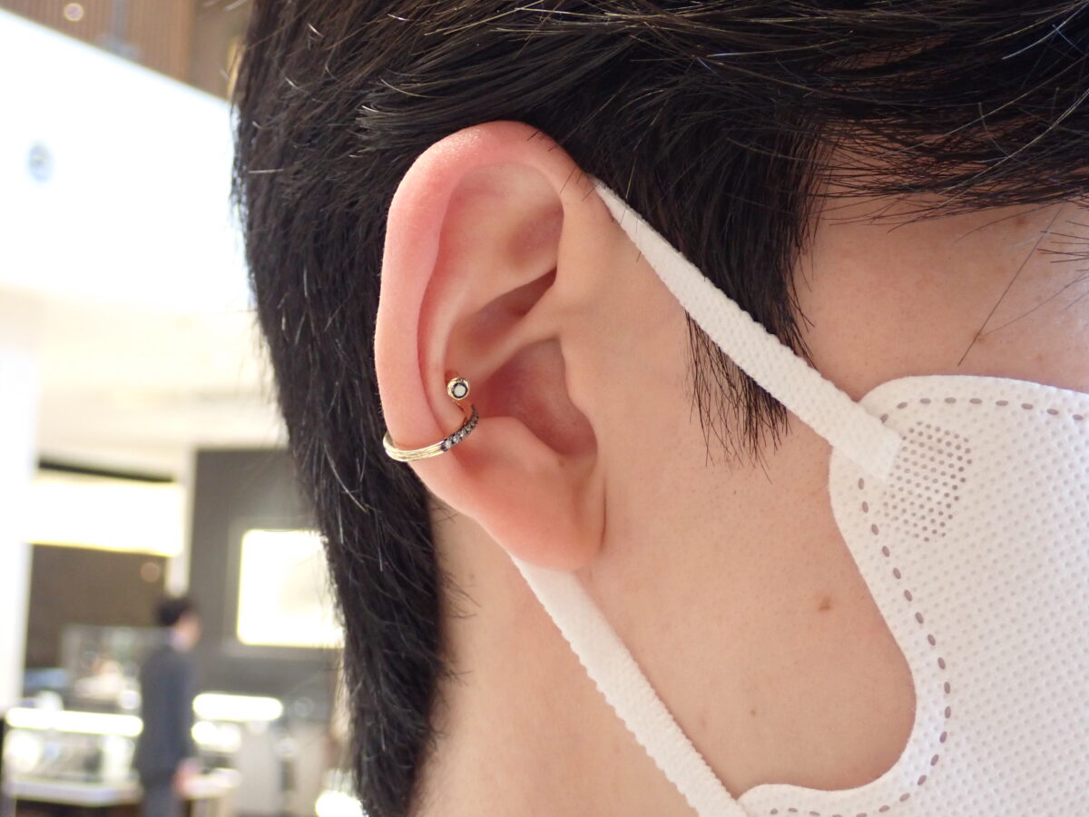 ヒロタカのイヤーカフを男性スタッフが着けてみたら？ - Hirotaka 