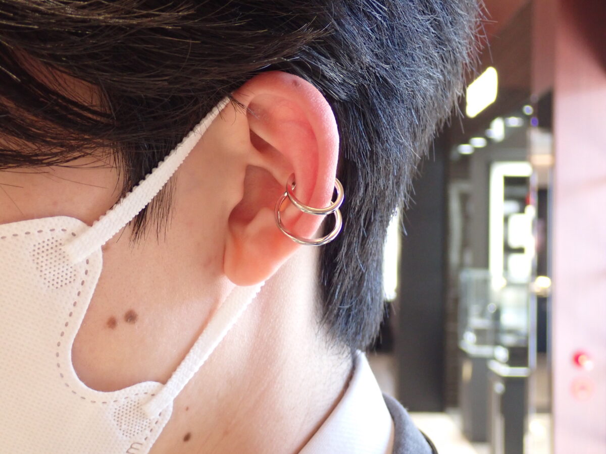 ヒロタカのイヤーカフを男性スタッフが着けてみたら？ - Hirotaka 