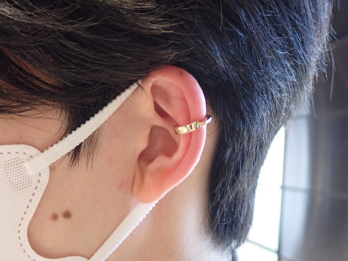 ヒロタカのイヤーカフを男性スタッフが着けてみたら？ - Hirotaka 