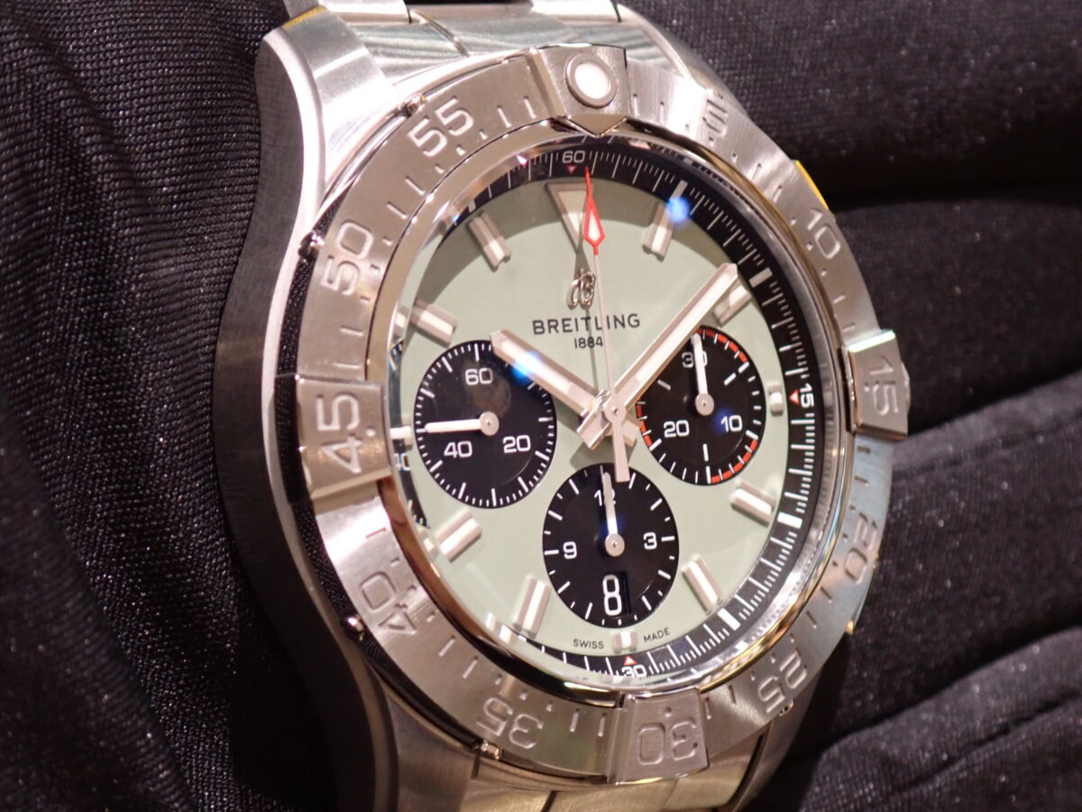 ブライトリング　「アベンジャーのみが持つ魅力」～B01 クロノグラフ ４４ - BREITLING 