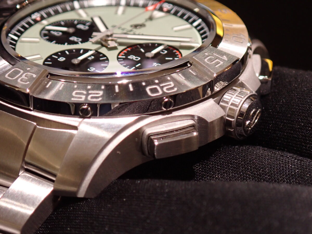 ブライトリング　「アベンジャーのみが持つ魅力」～B01 クロノグラフ ４４ - BREITLING 