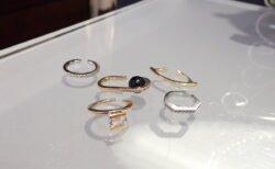 4月の誕生石ダイヤモンドが輝くヒロタカのイヤーカフ