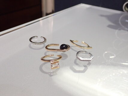 4月の誕生石ダイヤモンドが輝くヒロタカのイヤーカフ