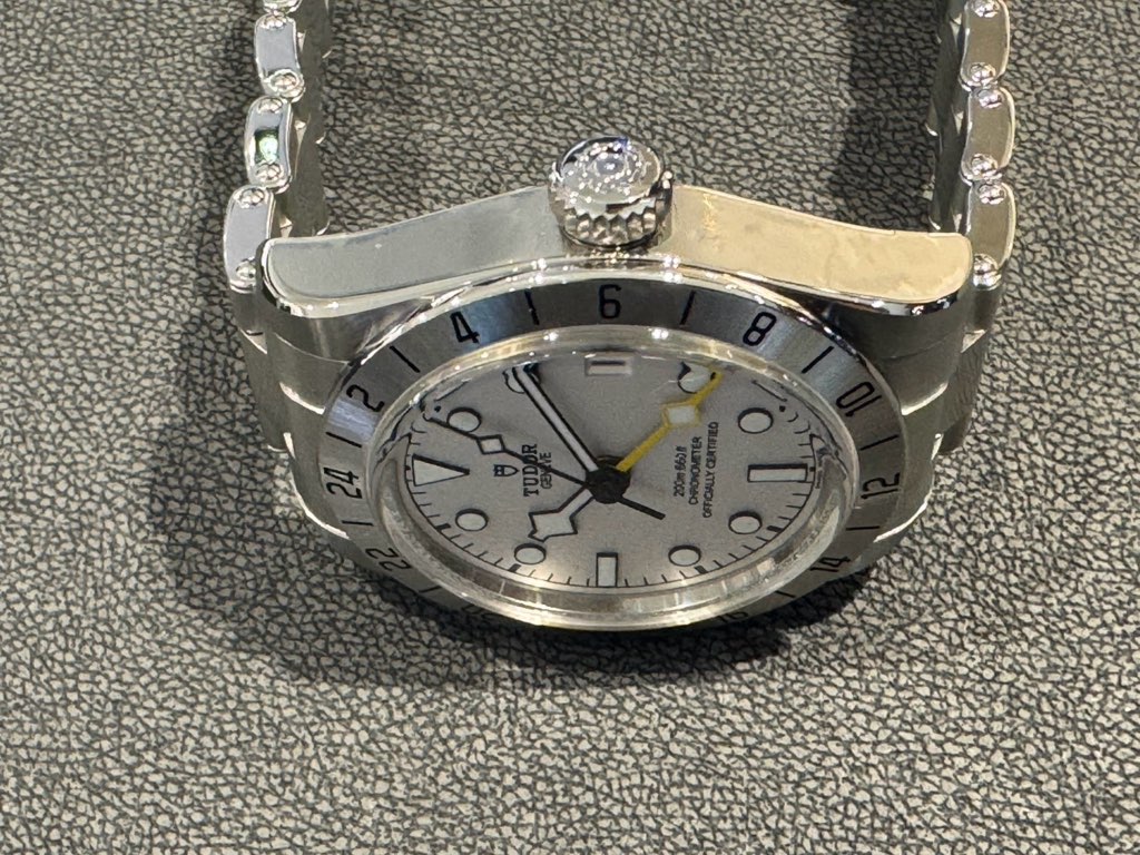オパラインダイヤル視認性と実用性を兼ね備えた本格GMTウォッチ - TUDOR 