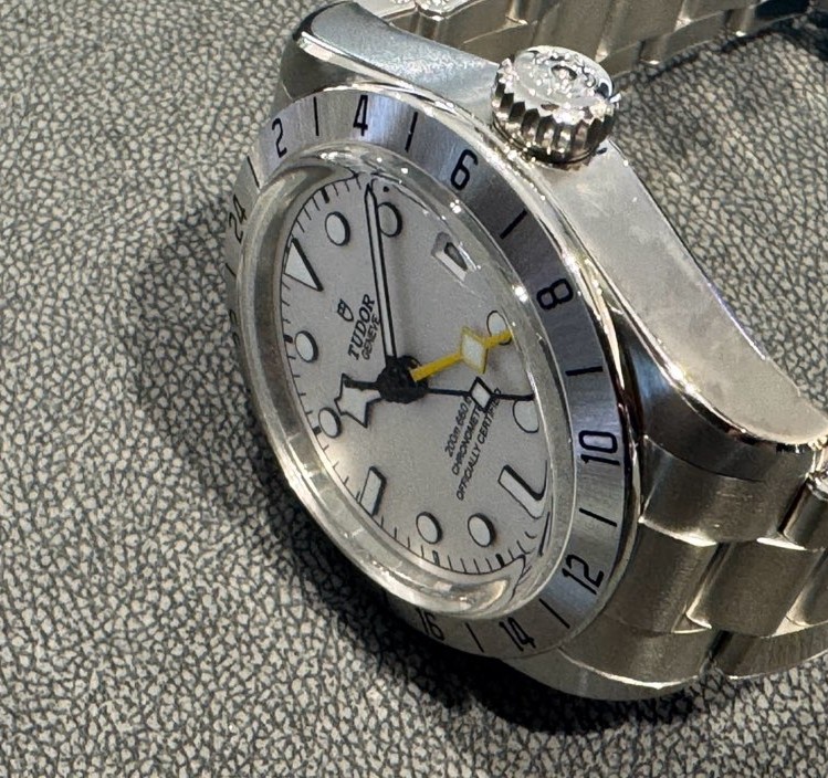 オパラインダイヤル視認性と実用性を兼ね備えた本格GMTウォッチ - TUDOR 