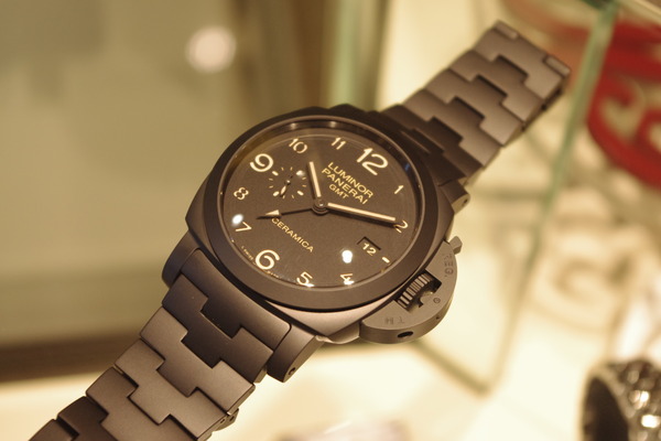 初お目見え「トゥットネロ PAM00438」。 - PANERAI 
