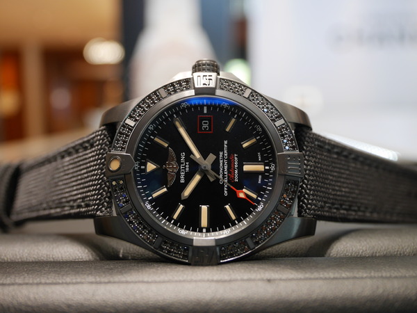 漆黒の輝きを放つアベンジャー　ブラックバード - BREITLING 